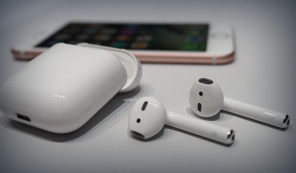 Apple випустять навушники для контролю здоров'я. Компанія Apple випустить навушники з вбудованими біометричними датчиками для відстеження стану здоров'я користувача.
