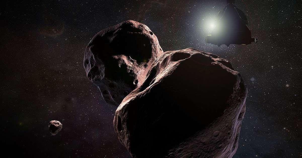 New Horizons надіслав фото поверхні Ультими Туле. На фото видно кілька невеликих ям, борозни, а також велика впадина розташована на меншій з двох частин об'єкта.