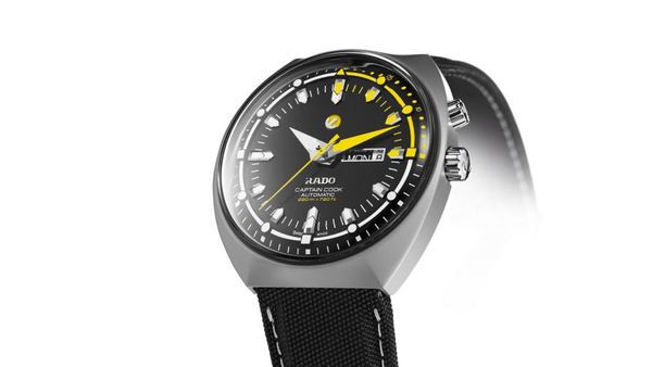 Rado випустив нову модель на честь капітана Кука. Годинник має чорний тканинний ремінець з контрастною сірою відстрочкою.