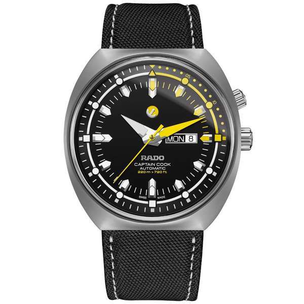 Rado випустив нову модель на честь капітана Кука. Годинник має чорний тканинний ремінець з контрастною сірою відстрочкою.