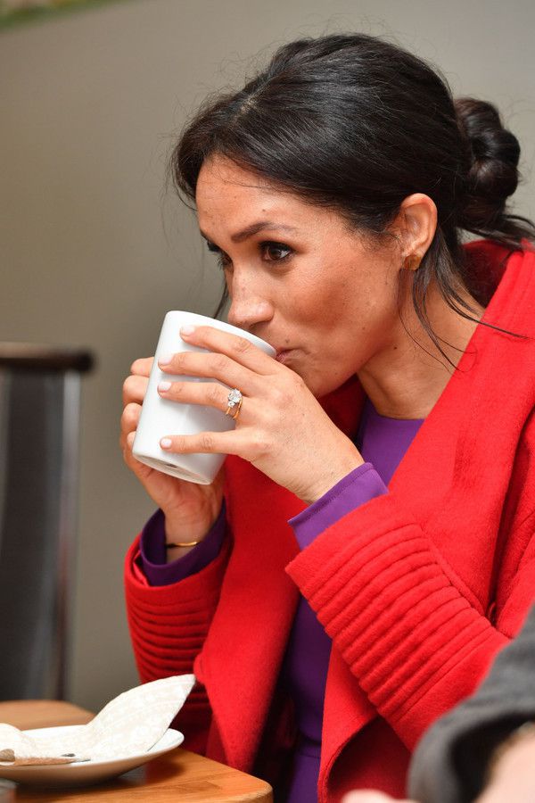 Всупереч королівським канонам: в мережі засудили Меган Маркл за невміння пити чай. Герцогиня вже не впреше потрапляє під приціл критиків.