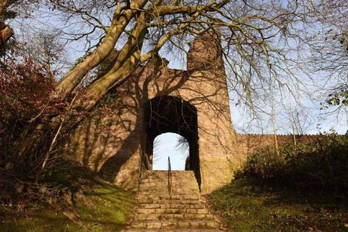 Сфотографувавшись на тлі старого замку, туристи зняли примарного ченця. В замку Дадлі, живе чимало примар.