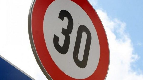 Біля навчальних закладів Києва пропонують обмежити швидкість руху транспорту до 30 км/год. Дане впровадження планується в першу чергу, для безпеки життя.