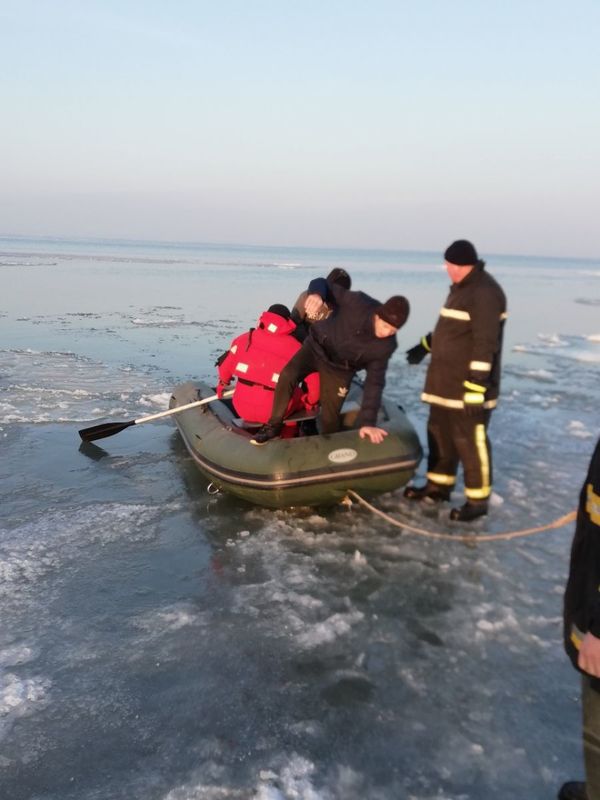 В Одеській області врятували дітей, які дрейфували на крижині. Постраждалих віднесло за 500 метрів від берега у відкриті води лиману.