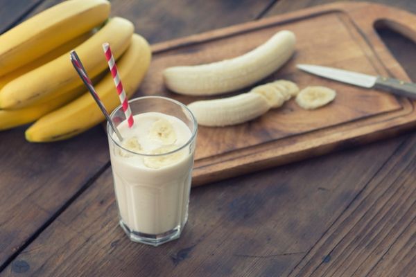Навіщо пити вранці смузі з бананом: смачні рецепти. Знайти свіжий смузі в закладах громадського харчування майже неможливо, тому вчіться робити цей підбадьорливий вітамінний напій вдома.
