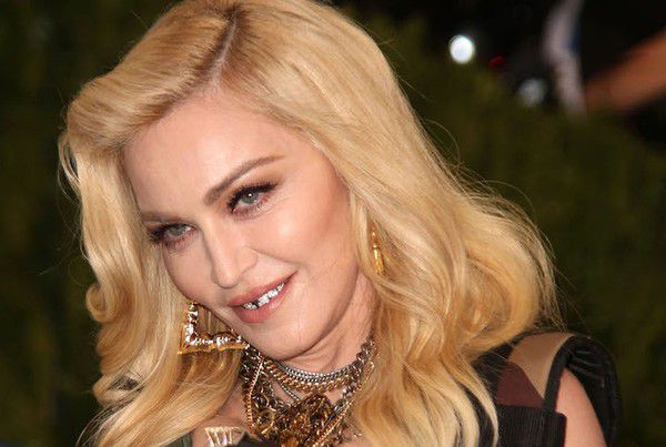 Шанувальники розкритикували зовнішній вигляд Мадонни і назвали її бабусею. На новому знімку епатажна співачка не схожа сама на себе.