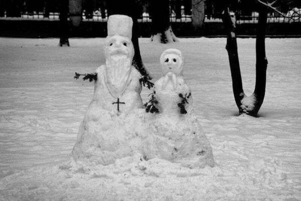 Шедеври зі снігу: сніговики від креативних творців. Веселого перегляду!