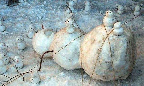 Шедеври зі снігу: сніговики від креативних творців. Веселого перегляду!