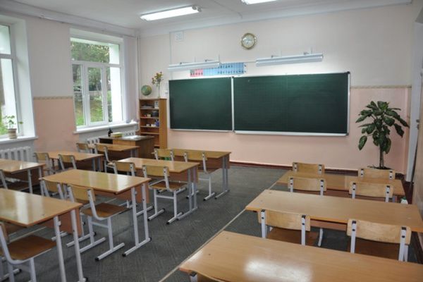 В Житомирі карантин: закрили школи і ПТУ. Уповноваженою комісією міської ради було рекомендовано призупинити навчання у школах, ПТУ та інших навчальних закладах.