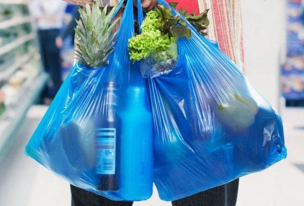 В Україні хочуть заборонити пластикові пакети. Пропонується заборонити продаж надлегких і легких пластикових пакетів.