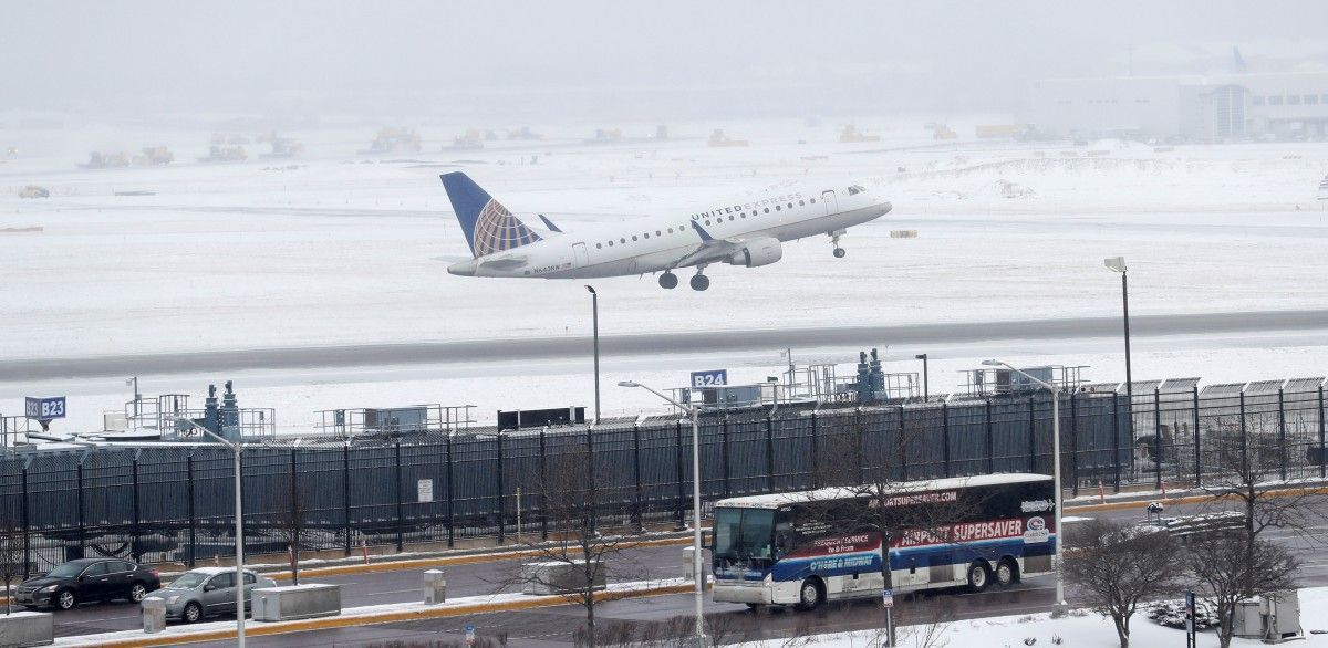 Через сильні морози у США скасовано більше тисячі авіарейсів. Температура в регіоні з урахуванням сильного вітру досягає -45 °C.