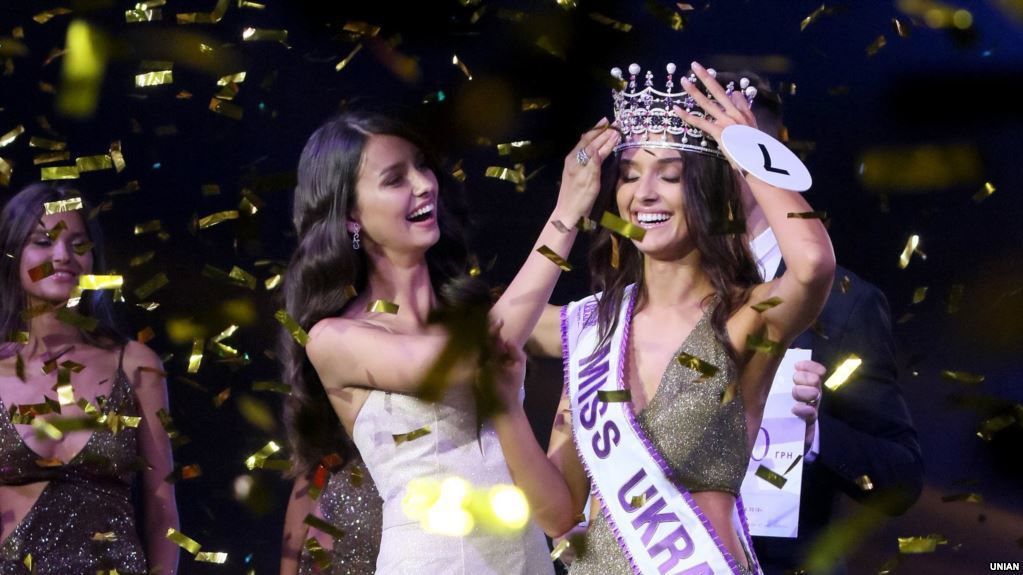 Конкурс краси Міс Україна змінює вимоги. Нові умови участі дають шанси більшій кількості дівчат позмагатися за корону королеви краси.