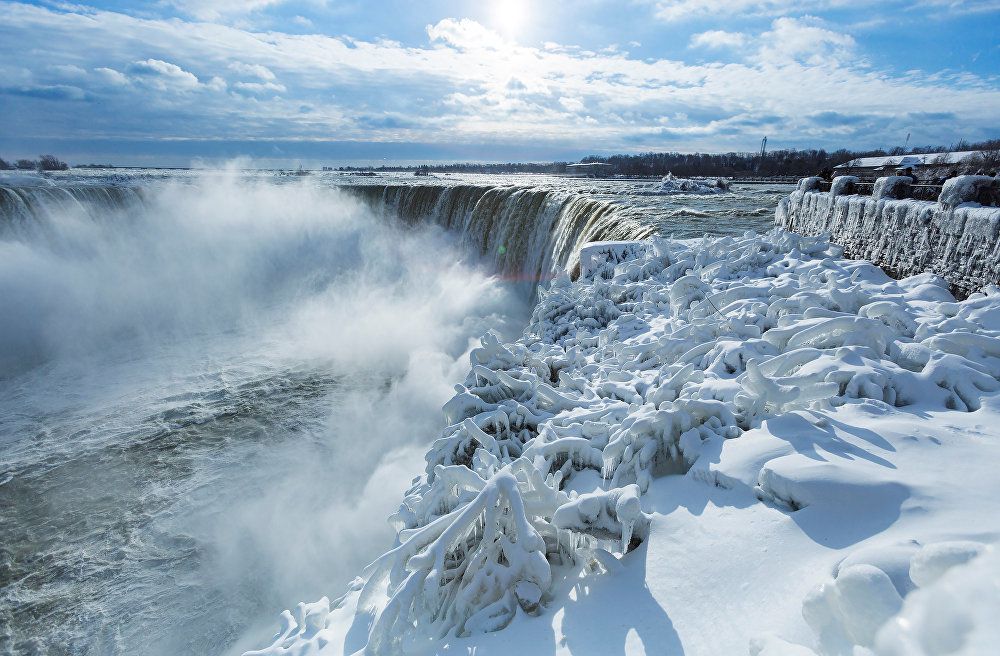 Аномальні морози до -50: у США замерз Ніагарський водоспад. У штатах скасовують рейси, а залізницю відігрівають вогнем.