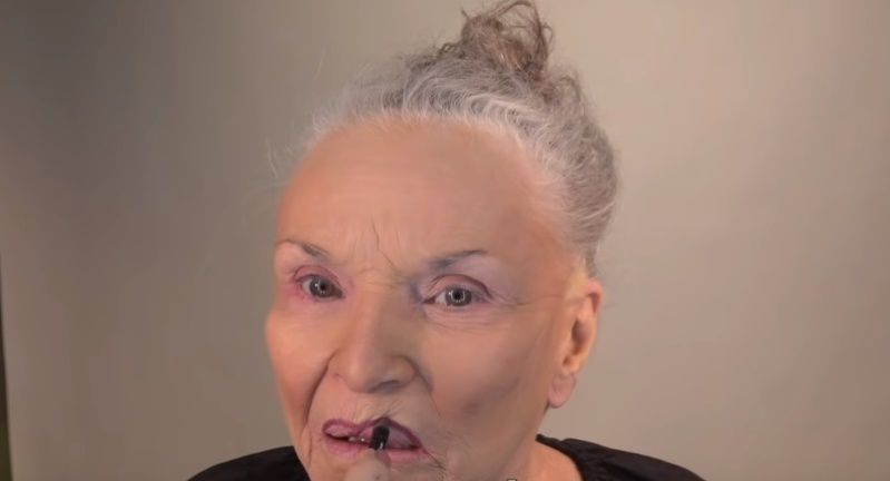 78-річна мама відомого візажиста показала свій повсякденний макіяж. Неймовірне перевтілення!