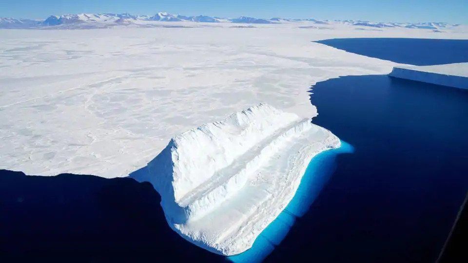 Вчені знайшли впадину у льодовику Антарктиди, глибиною 350 м. Порожнина в льодовику утворилася після 2010 року.