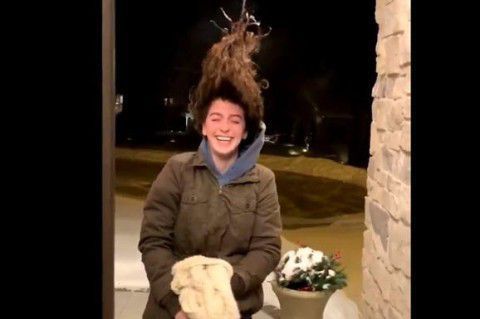 Дівчина опублікувала відео з замерзлим волоссям, а все це через аномальні холоди у США. Ролик зібрав за два дні майже 2 мільйони переглядів.