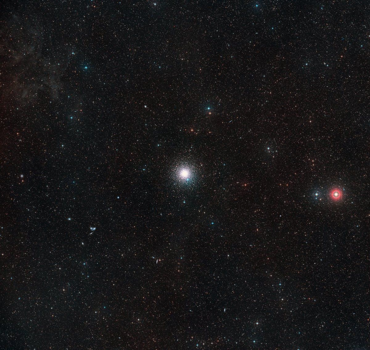 «Габбл» випадково відкрив древню карликову галактику. Вона знаходиться далеко за шаровим зоряним скупченням NGC 6752.