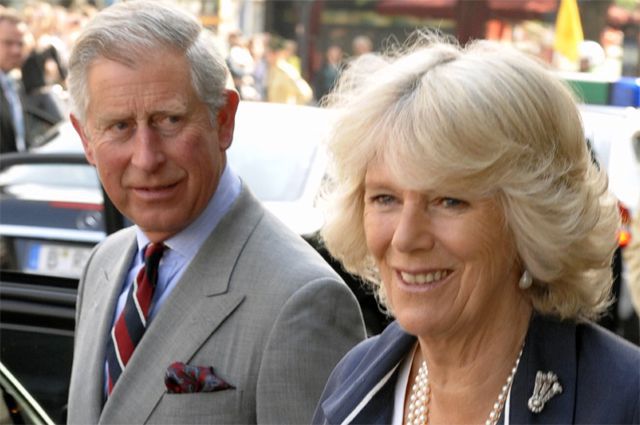 Справжня причина, чому принц Чарльз не оженився на Камілі одразу. Королівський біограф має свою теорію про давно закохану пару, і це не те, що Ви думаєте ...