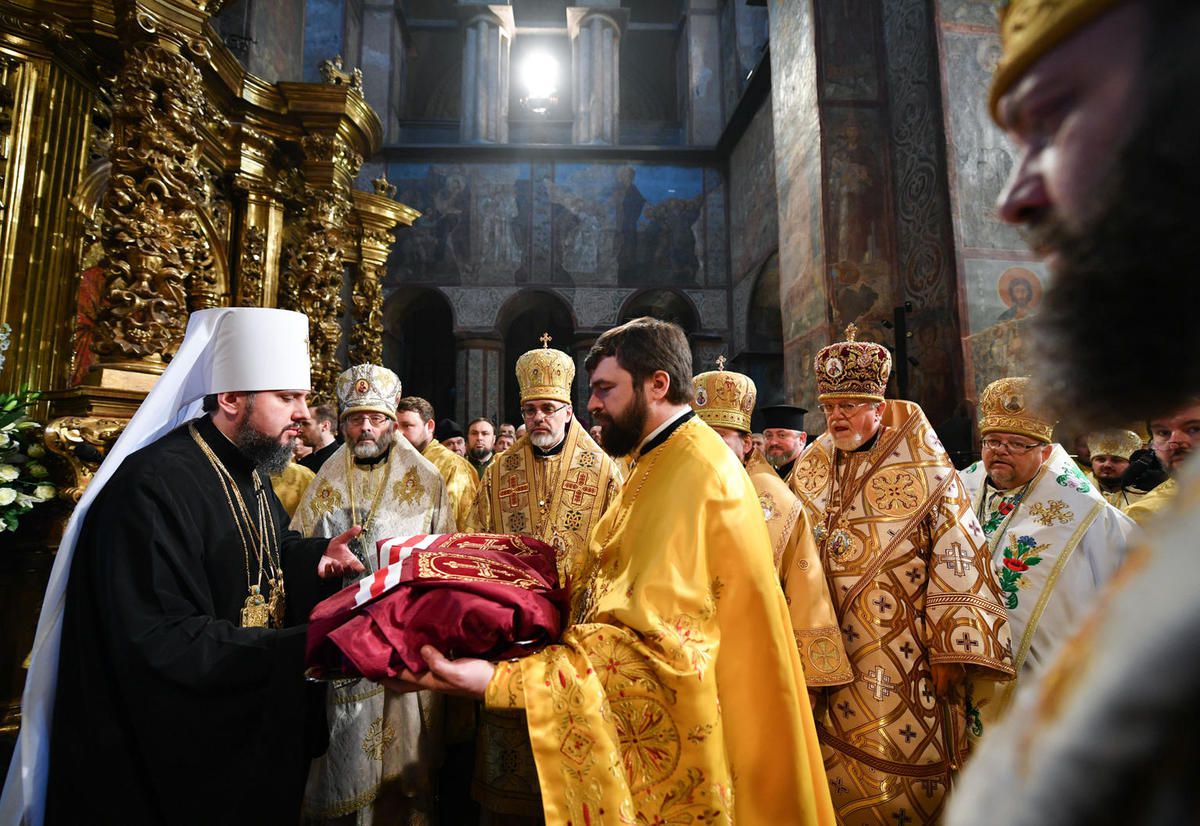 Митрополит Епіфаній офіційно зведений на престол. Предстоятеля ПЦУ привітав президент Петро Порошенко.