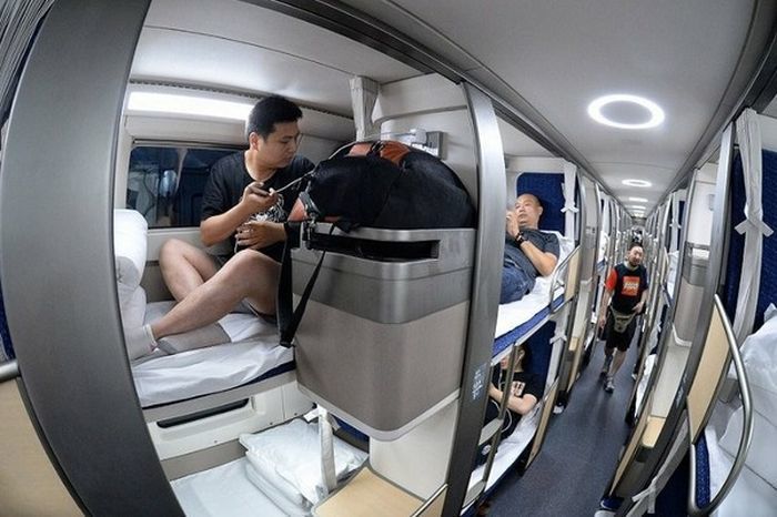 Китайці подорожують у плацкартних вагонах, які дадуть фору українським СВ. Не так давно в Китаї здали в експлуатацію новий поїзд, пасажирам якого нам залишається тільки позаздрити.