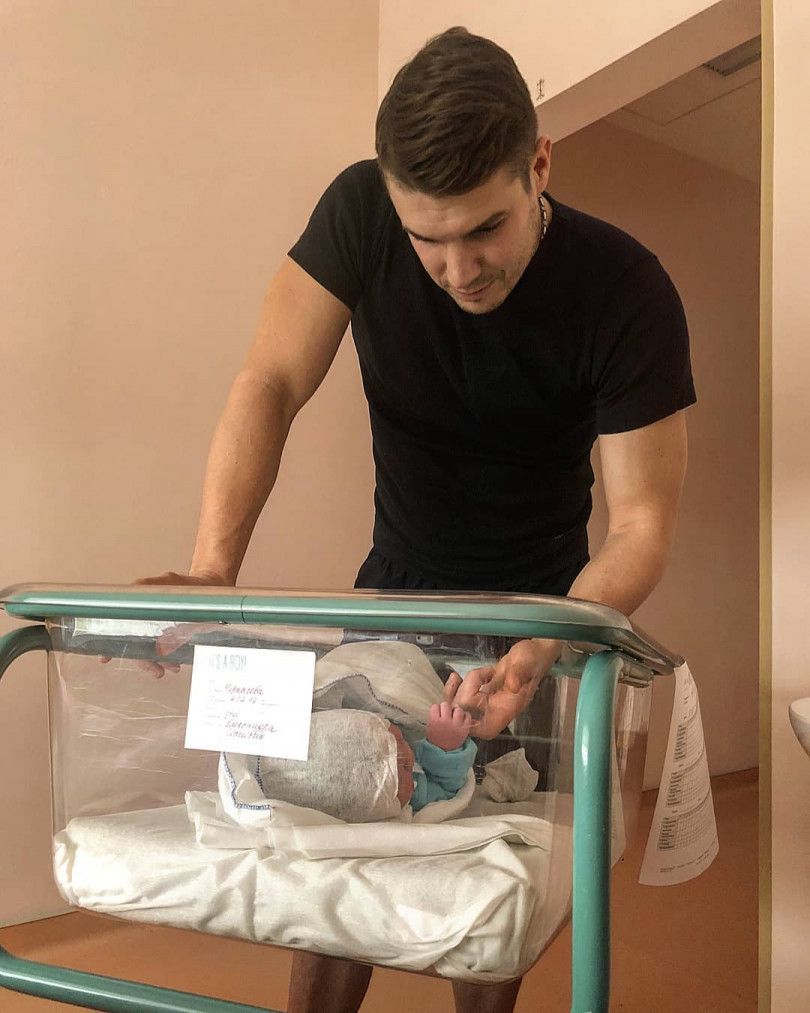 Колишній учасник "Холостяка" Дмитро Черкасов став батьком. У Дмитра Черкасова та його дружини Олександри народився первісток.
