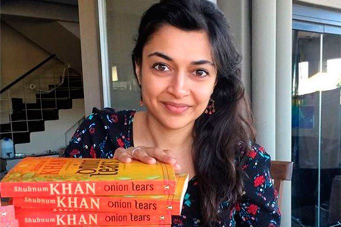 Дівчина допустила помилку під час фотосесії і тепер рекламує буквально все на світі. Знайомтеся, це Шубнум Хан (Shubnum Khan) — журналіст з ПАР, художник, автор книги про мусульманку з Індії в Південній Африці «Цибульні сльози» (Onion Tears) і блогер.