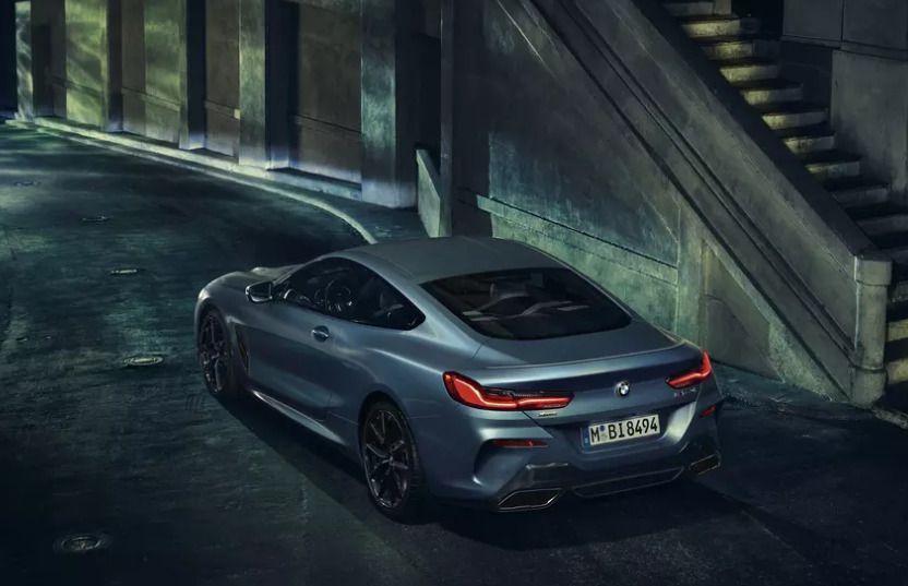 BMW випустить спеціальну версію купе 8 серії. Спеціально для спецверсії фахівцями BMW Individual був розроблений особливий блакитно-сірий «металік».