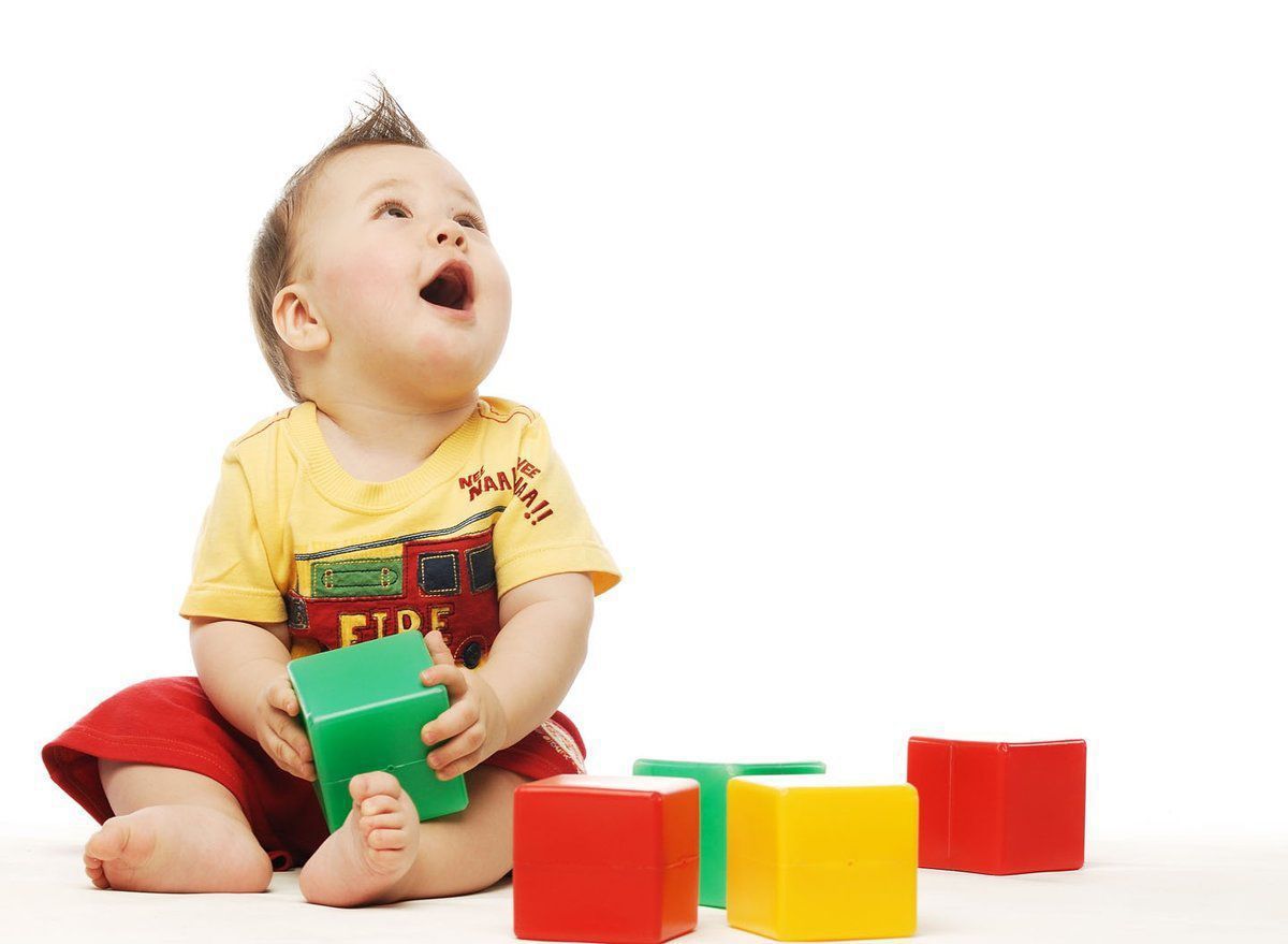 Чи потрібні дитині розвиваючі іграшки?. Щоб розвиток дитини с самого народження був гармонійним їй необхідні різні розвиваючі іграшки.