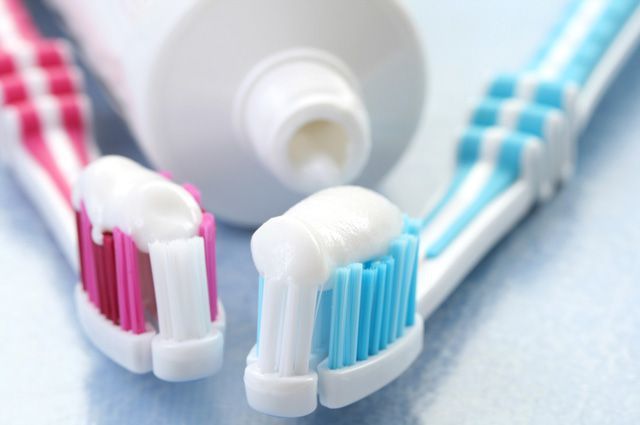 Надмірне використання зубної пасти негативно впливає на стан зубів. Як відомо, надлишок засобу гігієни може призвести навіть до карієсу.