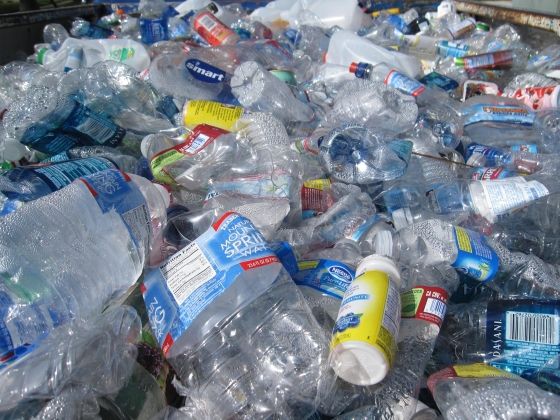 Вчені переробили пластик на паливо. Паливо, отримане з відходів поліолефіну, щорічно зможе задовольняти 4% потреби в бензині або дизелі.