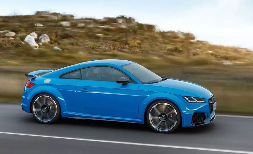 Audi оновила зовнішність купе і родстера TT RS. Продажі оновлених Audi TT RS почнуться навесні.