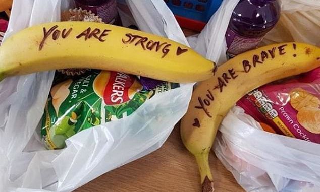 Бананова мотивація: шанувальники Меган Маркл запустили смішний челлендж. Ідея герцогині залишати надихаючі послання на бананах виявилася заразливою.