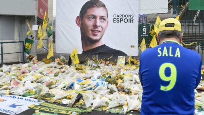 Загибель футболіста Еміліано Сали офіційно підтверджена. Коронеру належить з'ясувати точні обставини смерті спортсмена і пілота, поліція висловила співчуття сім'ям загиблих.