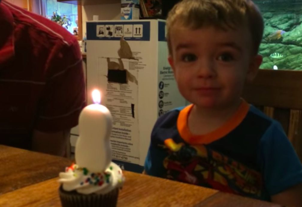 Малюк не зміг задути свічку на торті, тоді тато допоміг йому. Головний герой цього відео ролика дуже весело зустрічає свій день народження.