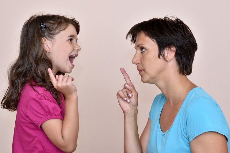 Як реагувати, якщо чужа дитина погано себе веде. 5 стратегій для батьків.