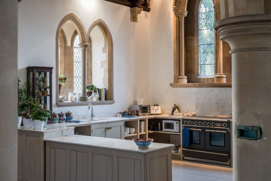 У Великобританії продають церкву, перероблену в будинок. Своєрідна студія з вільно організованою кухнею та їдальнею і екранованою спальною зоною.