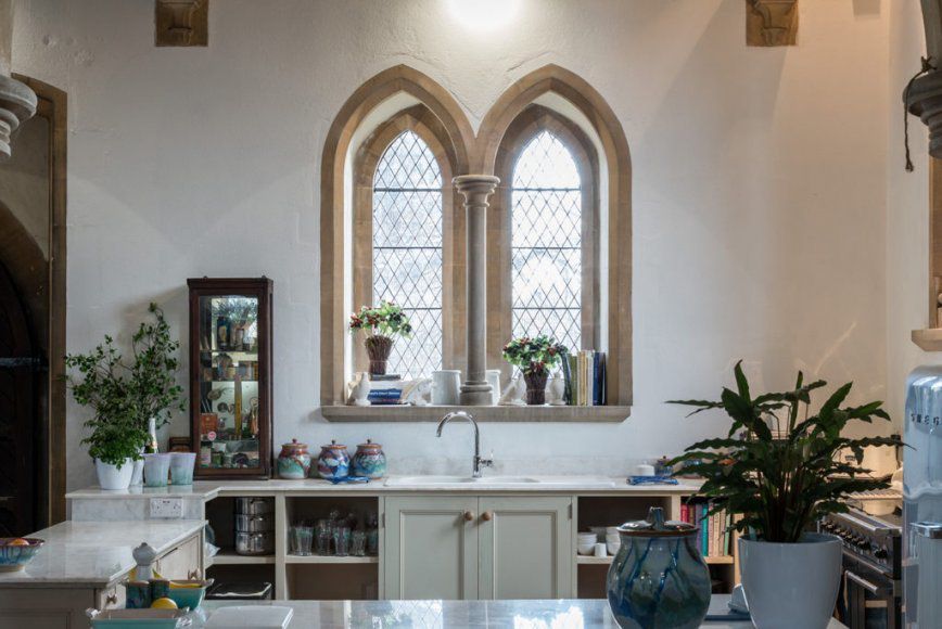 У Великобританії продають церкву, перероблену в будинок. Своєрідна студія з вільно організованою кухнею та їдальнею і екранованою спальною зоною.