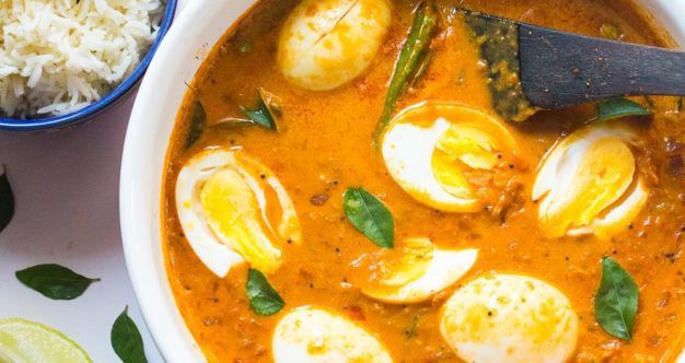 Індійська кухня: кремове каррі з яйцями і рисом. Густа страва з овочів, бобових або м'яса, щедро присмачена ароматною приправою.