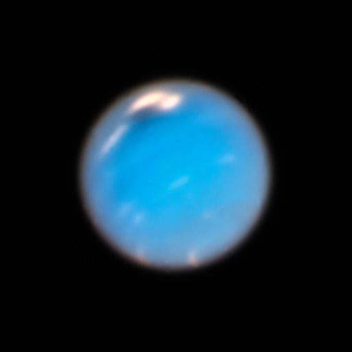 «Габбл» сфотографував велетенську полярну хмару на Урані. І темний шторм на Нептуні.