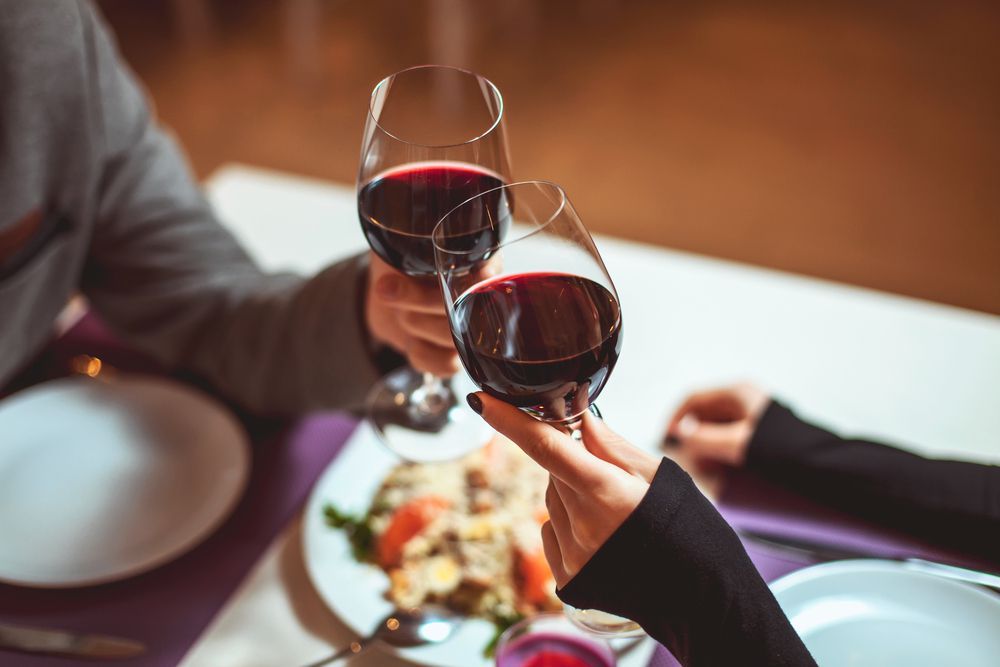 Як правильно пити вино: 6 секретів, про які ви не здогадуєтесь. Щоб отримувати задоволення під час вживання вина, потрібно знати декілька хитрощів.