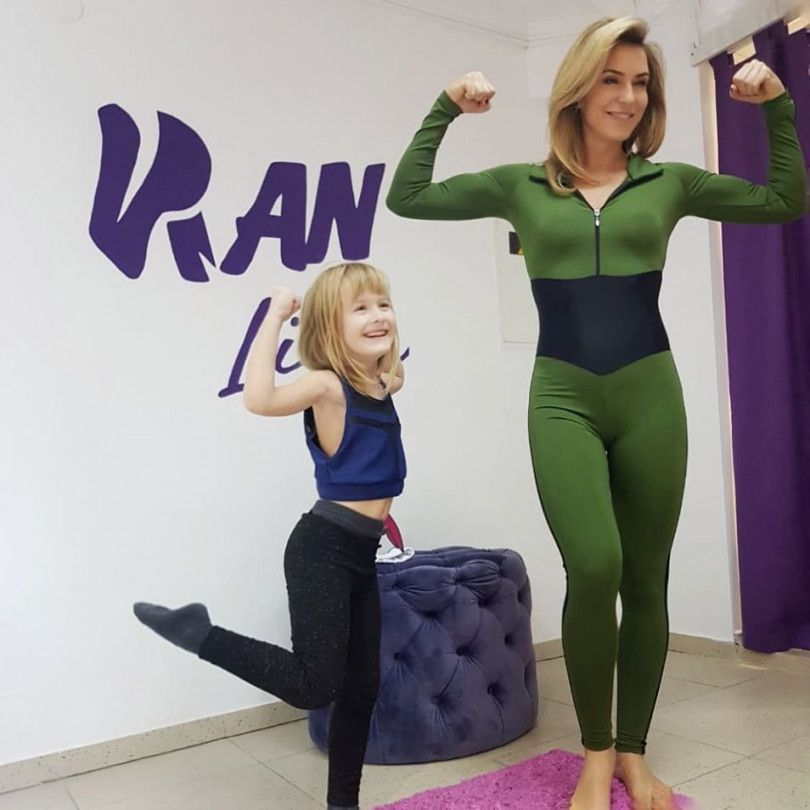 Марина Узєлкова поділилася фото з меншою донькою. На новому фото відомий тренер позує із донькою в спортивних костюмах в залі.