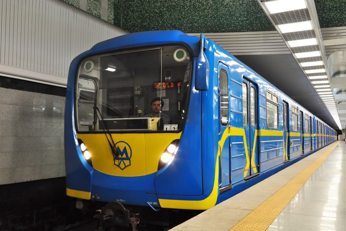 У найближчі 2 роки закуплять до 60 нових вагонів для столичного метро. Станції київського метро перейменовувати більше не будуть – надто дорого.