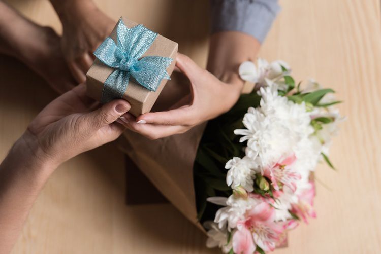 4 нехитрі поради, які допоможуть отримати бажаний подарунок. Шпаргалка для жінок.