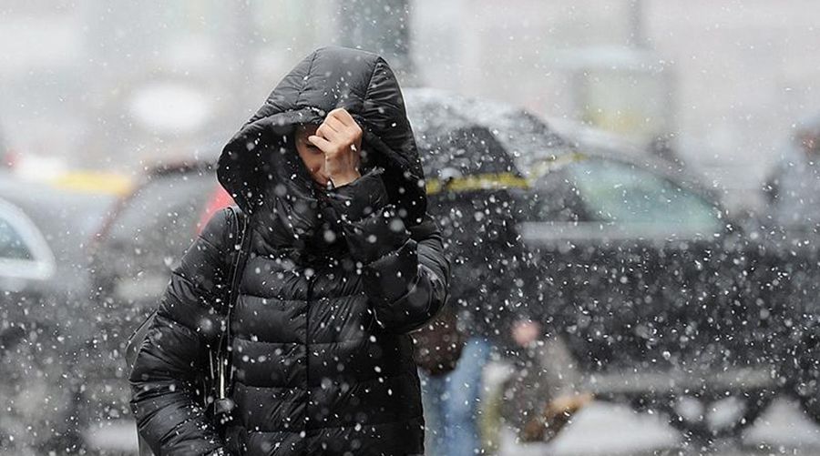 Синоптики обіцяють значне похолодання на цьому тижні. Очікується мокрий сніг і сильний вітер. Через пару днів в Україні суттєво похолодає і лютий нарешті покаже, хто зараз господар.