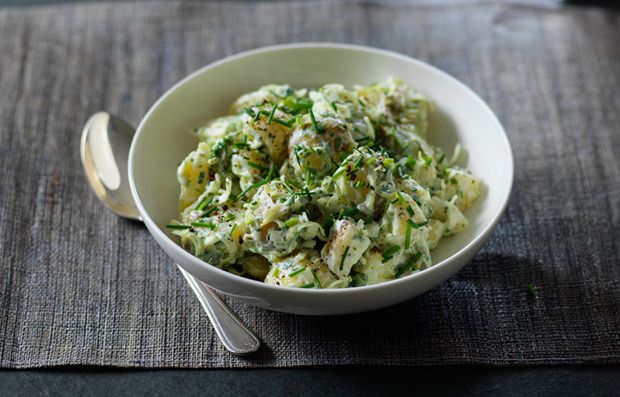 Смачний і ситний картопляний салат з кропом. Дуже простий і легкий у приготуванні.