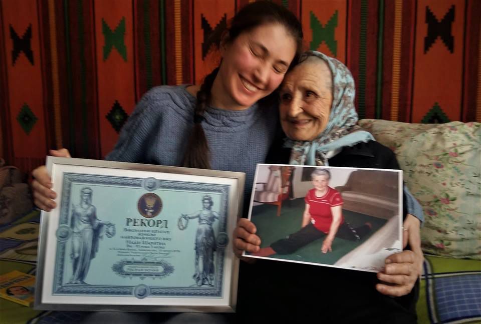 93-річна українка встановила рекорд по поздовжному шпагату. Найгнучкіша бабуся Украіни.