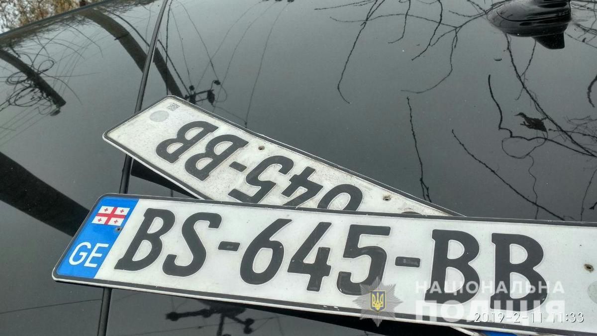 Поліція повідомила подробиці погоні в Борисполі, яка закінчилася смертю випадкового водія. В автомобілі Volkswagen, водій якого влаштував смертельну аварію, поліція знайшла дві гранати РГД-5 і запали до ручних гранат, а також номерні знаки іншої держави.