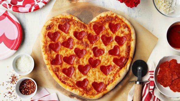 Святкова піца "серце" з білим соусом. Оформлена у вигляді серця піца чудово підійде для романтичної вечері.