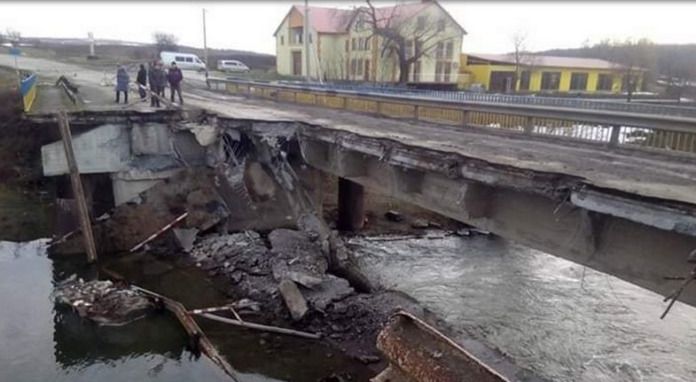 На півдні Тернопільської області в селі Лисівці обвалився міст. У Заліщицькому районі Тернопільської області обвалився міст через річку Серет.