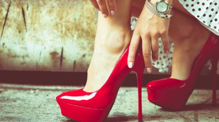 Найбільш популярне жіноче взуття, яке завдає реальної шкоди тілу. Які ж моделі небезпечні для здоров'я?